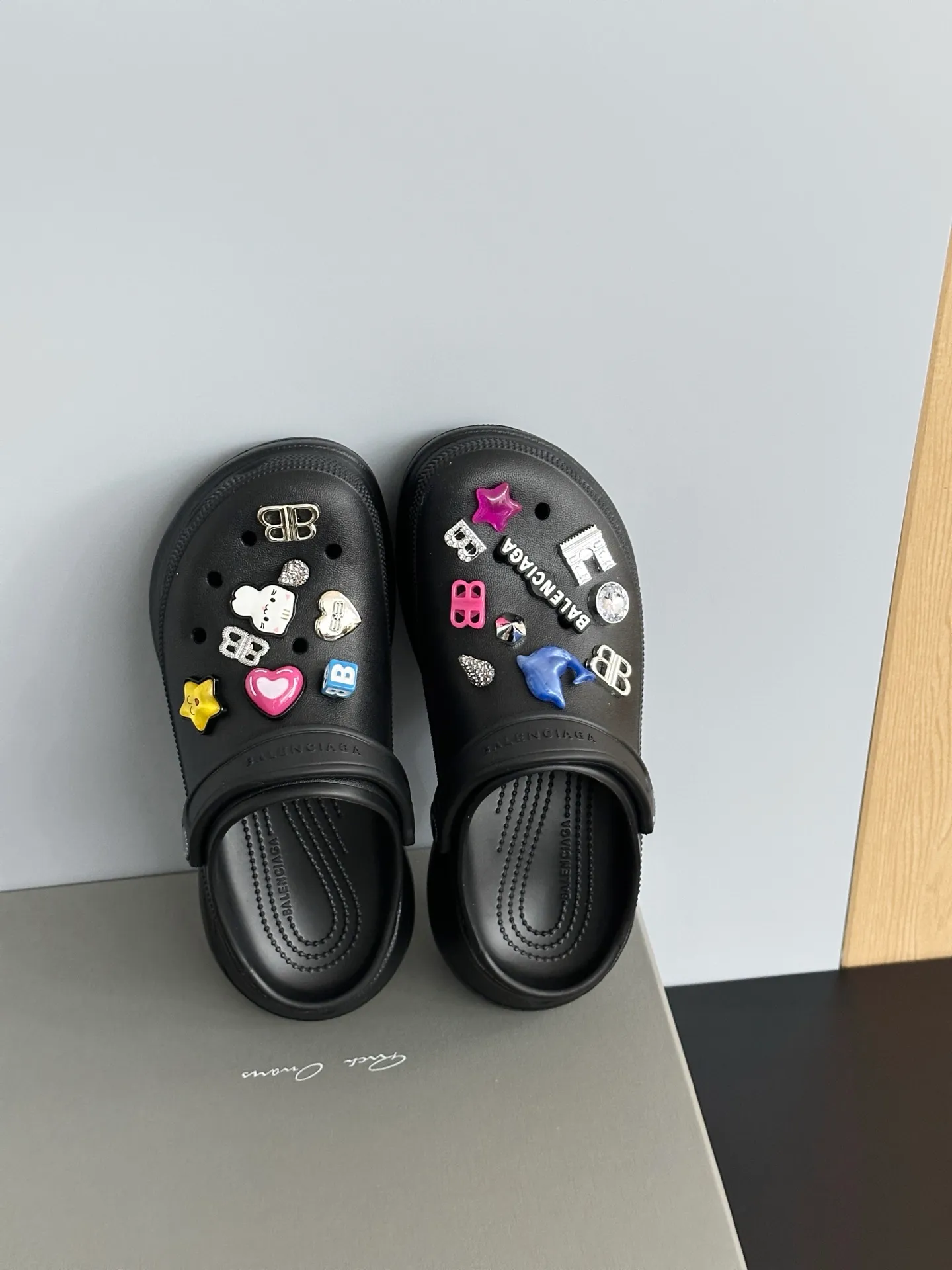 👟👟Ex-factory price 520👟👟 𝗕𝗮𝗹𝗲𝗻𝗰𝗶𝗮𝗴𝗮Heightening Crocs for Couples Original model opening. Original factory data. Men’s and women’s models with different graphics and pattern designs. DIY accessories with matching versions. 6cm heightening modo integrated shoe body structure. Lightweight material with high degree of detail restoration. Code number: 35-41 (40.41 non-refundable) Original packaging